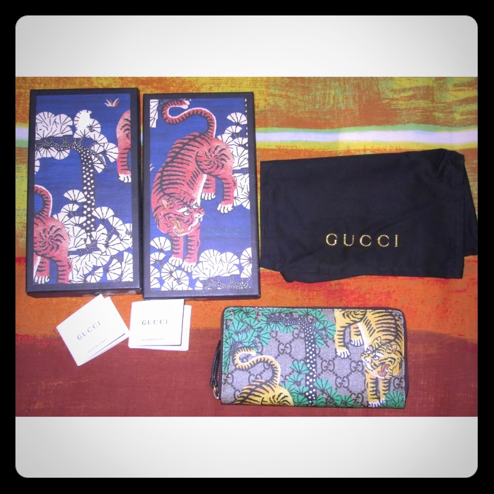 Gucci bengal tiger zipper around Wallet